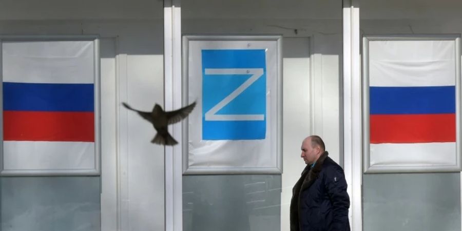 Passant vor «Z»-Symbol in Sankt Petersburg