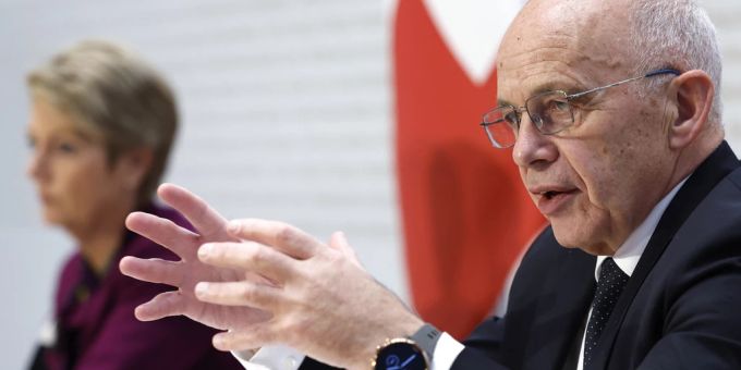 Bundesrat Ueli Maurer spricht neben Bundesrätin Karin Keller-Sutter während einer Medienkonferenz des Bundesrates zum Frontex-Referendum. Frontex-Referendum