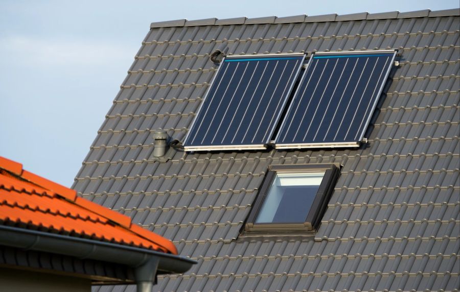 Hausdach grau Ziegel rot Solaranlage Modul