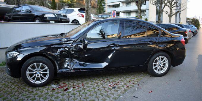 Kriens LU: Auto kollidiert bei Rückwärtsfahrt mit Fahrzeug. Kriens LU