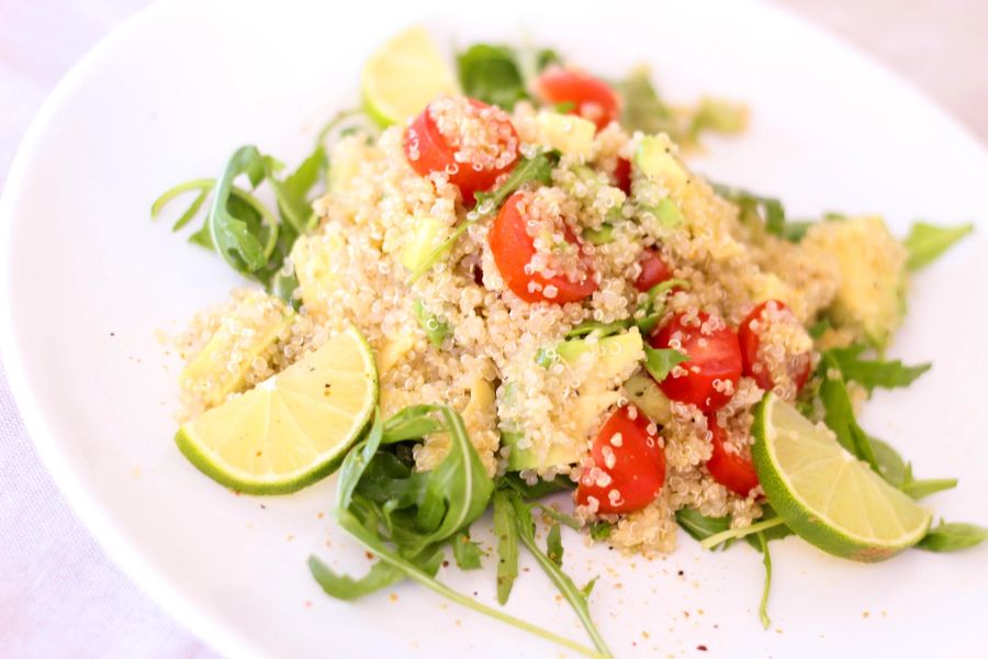 Quinoa Salat Rucula Tomate Limón