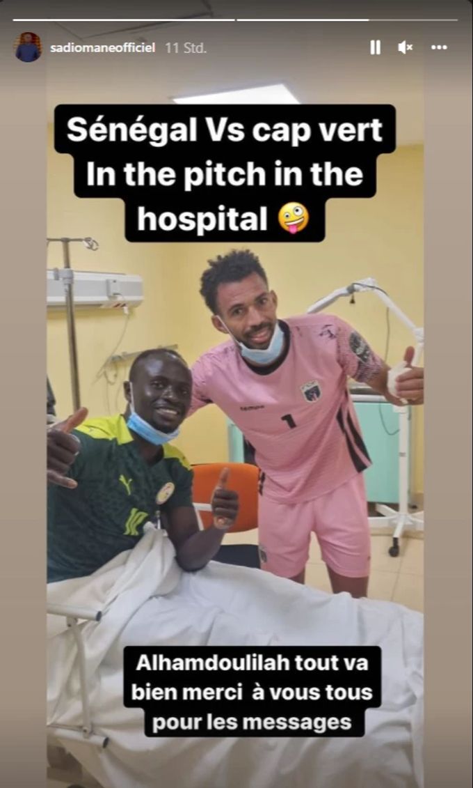Sadio Mané und Vozinha posieren für ein gemeinsames Foto. Gleichzeitig gibt der Liverpool-Star Entwarnung. Sadio Mane