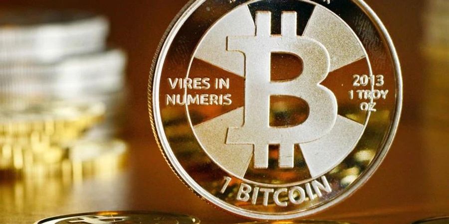 Nach einer zwischenzeitlichen Stabilisierung geht die Talfahrt des Bitcoin weiter. Foto: Jens Kalaene/zb/dpa