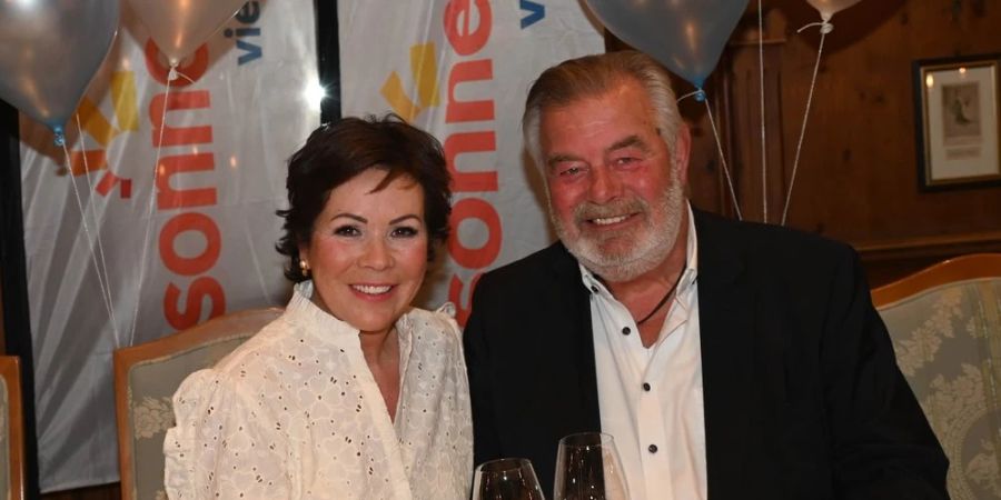 Iris Dahlke und Harry Wijnvoord strahlen bei ihrem Pre-Wedding-Dinner in München.