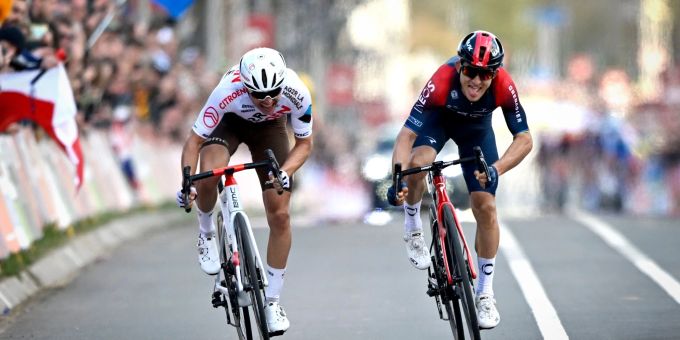 Michal Kwiatkowski (r) setzte sich in Valkenburg hauchdünn vor Benoit Cosnefroy durch. Michal Kwiatkowski (r) setzte sich in Valkenburg hauchdünn vor Benoit Cosnefroy durch.