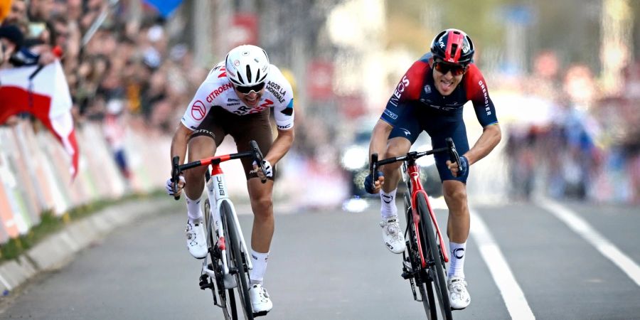 Michal Kwiatkowski (r) setzte sich in Valkenburg hauchdünn vor Benoit Cosnefroy durch.