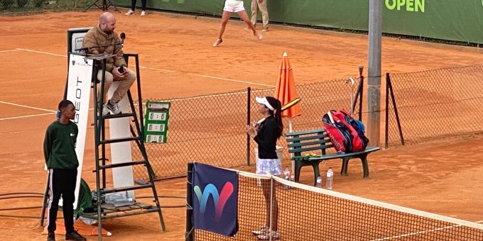 Petra Marcinko diskutiert nach Spielschluss mit dem Schiri – dann schaltet sich ihr Vater ein. Tennis