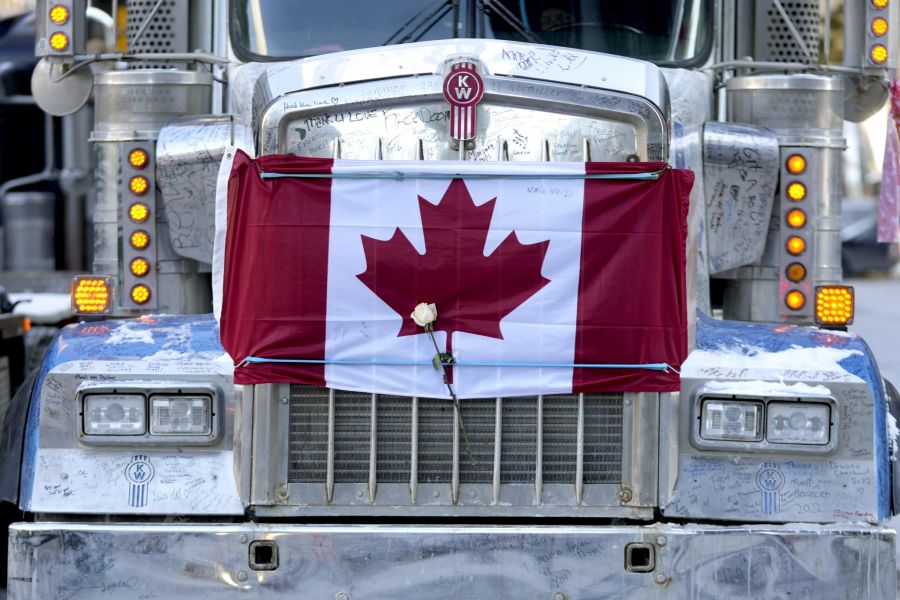 Eine weisse Rose und eine kanadische Flagge sind am Valentinstag 2022 an der Front eines Trucks in Ottawa befestigt.