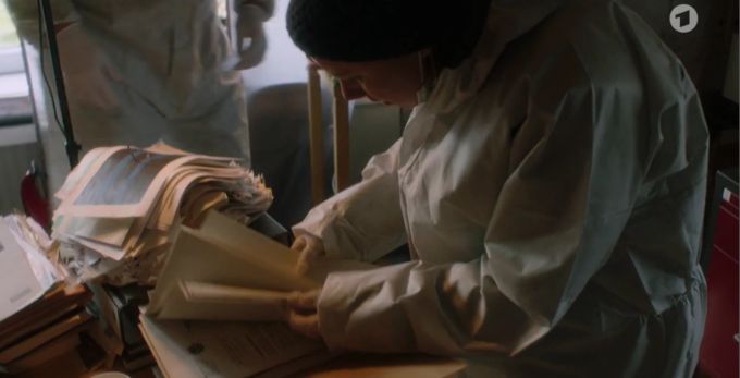 In der neusten Folge von Tatort werden beim Polizisten Benno Rose viele alte Akten gefunden. tatort