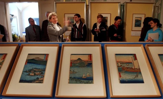 Eine Ausstellung mit einigen von Utagawa Hiroshiges Werken im Jahr 2004. hiroshige