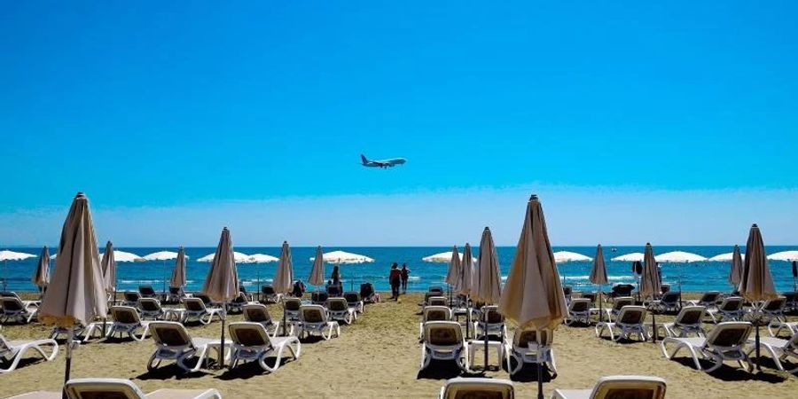 Am Makenzi Strand die Sonne geniessen: Für Urlauber wird die Einreise nach Zypern wieder leichter. Foto: Petros Karadjias/AP/dpa