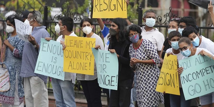 Nach Protesten ist in Sri Lanka die gesamte Regierung zurückgetreten.