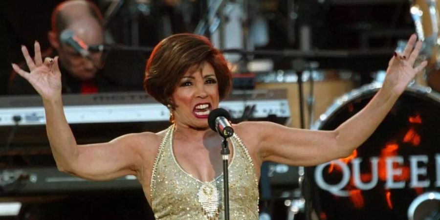Dame Shirley Bassey singt im Juni 2002 beim Popkonzert im Garten des Buckingham-Palastes ihren grossen Hit "Goldfinger". Foto: Hird/epa/dpa/Archiv