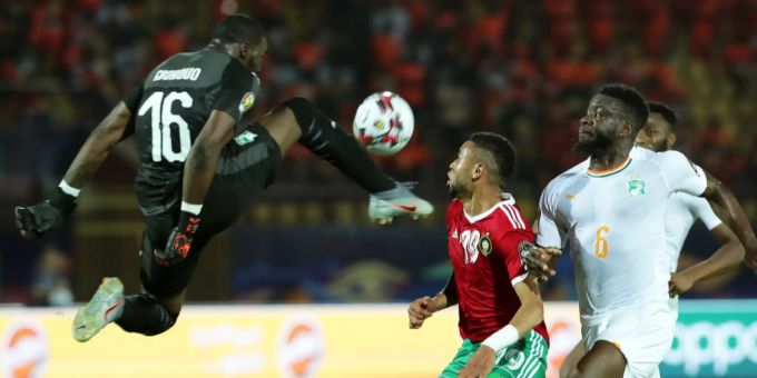 Marokkos Youssef En-Nesyri (Mitte) in Aktion gegen die Torhüter Sylvain Gbohouo (l.) und Ismael Traore (r.) von der Elfenbeinküste während des Fußballspiels der Gruppe D des Afrikanischen Nationen-Pokals 2019 (AFCON) zwischen Marokko und der Elfenbeinküste im Salam-Stadion in Kairo, Ägypten, 28. Juni 2019. sylvain gbohouo