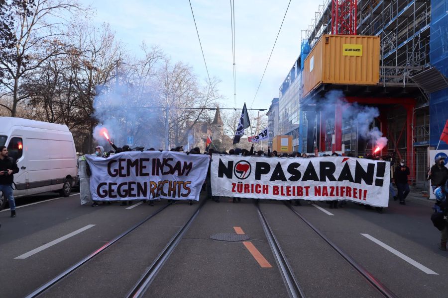 Die Polizei lotste die Demo weg vom Bahnhof in den Kreis 4.