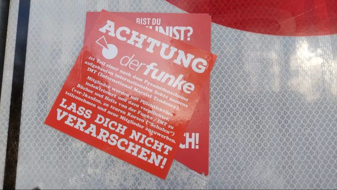 Dieser Sticker wird in Bern über die Plakate von «Der Funke» geklebt: Der Text warnt vor sektenähnlichen Strukturen. Der Funke Sektenähnlich Pyramidenstruktur