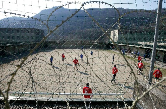 Männliche Insassen vom «La Stampa»-Gefängnis dürfen im Innenhof Fussball spielen. (Archivbild) fussball