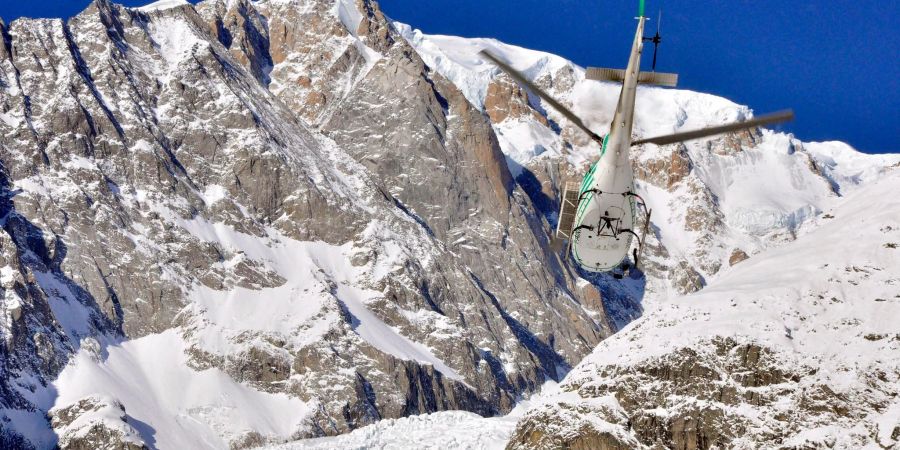 Ein Hubschrauber der Bergrettung über den Bergen von Aosta. (Archivbild)