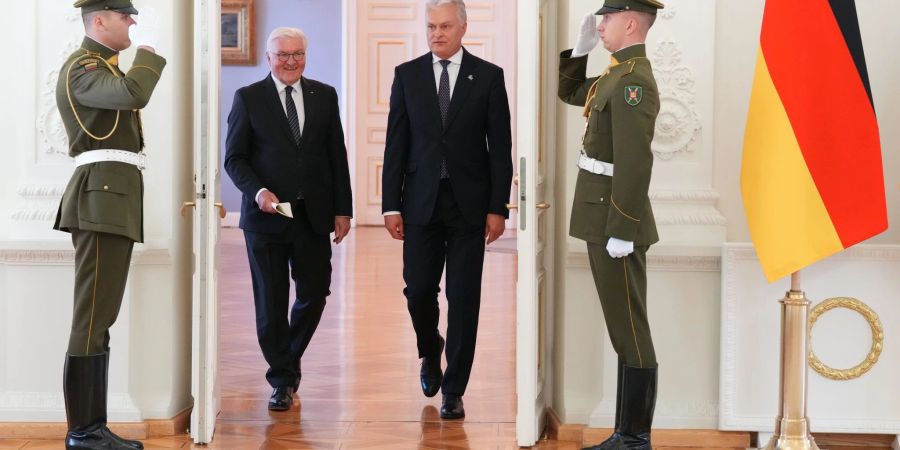 Bundespräsident Frank-Walter Steinmeier (l) und Litauens Präsident Gitanas Nauseda kommen zu einer gemeinsamen Pressekonferenz.