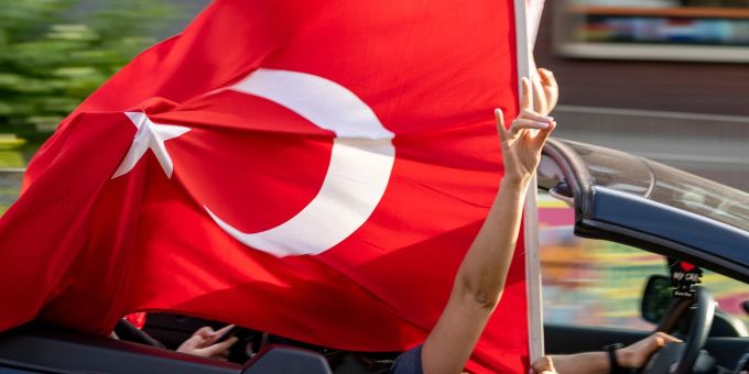 Türkische Fans jubeln. EM 2022