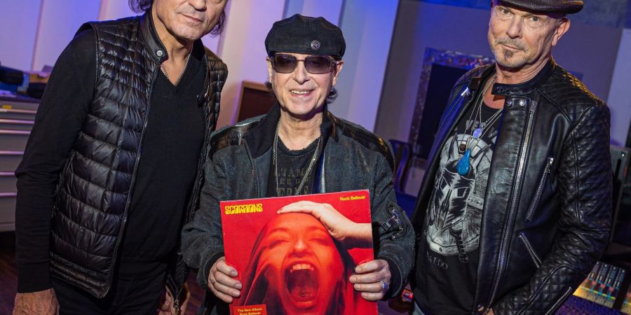 Matthias Jabs (l-r), Klaus Meine und Rudolf Schenker mit ihrem aktuelllen Album «Rock Believer».