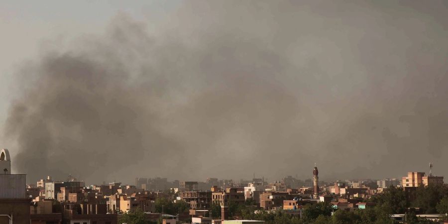 Rauch steigt am 29.04.2023 über der sudanesischen Hauptstadt Khartum auf.