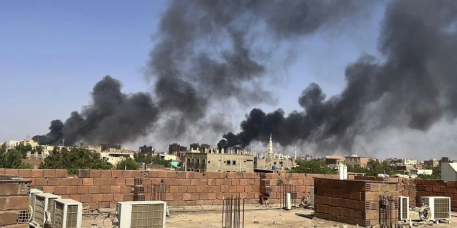 HANDOUT - Rauch steigt in der Nähe des Doha International Hospital in der sudanesischen Hauptstadt Khartum auf. Foto: Uncredited/Maheen S/AP/dpa - ACHTUNG: Nur zur redaktionellen Verwendung im Zusammenhang mit der aktuellen Berichterstattung innerhalb der nächsten 14 Tagen und nur mit vollständiger Nennung des vorstehenden Credits