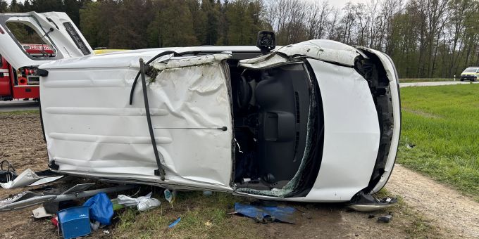 Niederwil AG: Beifahrerin bei Selbstunfall eingeklemmt. Niederwil AG Unfall