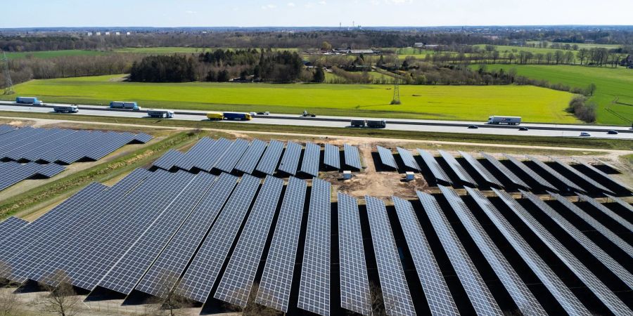 Die neue Solaranlage in Schleswig-Holstein - sie soll den Grünstromanteil im Netz der Deutschen Bahn erhöhen.