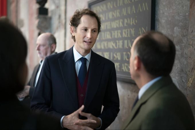 Ferrari-Boss John Elkann soll persönlich mit Lewis Hamilton verhandeln. Ferrari John Elkann