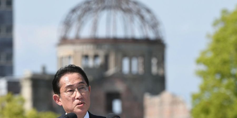 Der japanische Premierminster Fumio Kishida spricht im Peace Memorial Park während der Pressekonferenz der Präsidentschaft des G7-Gipfels.