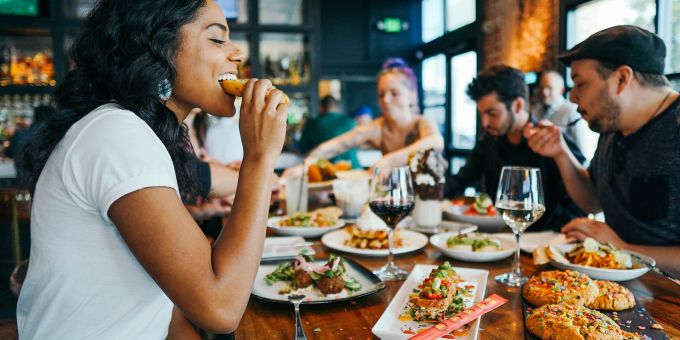 «Gesund» essen kann mehr als Salat. Und: Auch das bewusste Essen in Gemeinschaft kann durchaus zur Gesundheit beitragen. Der psychischen nämlich. Restaurant Essen