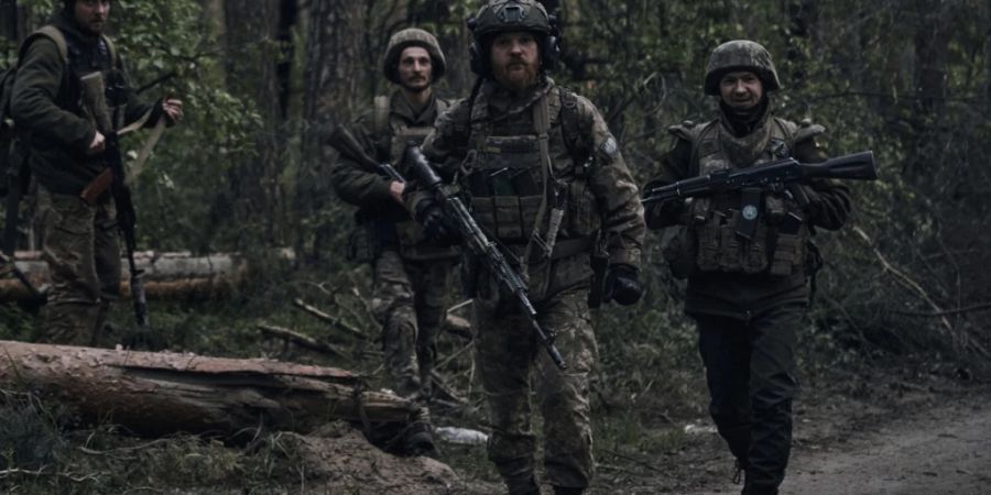 Ukrainische Soldaten gehen in der Nähe der russischen Stellungen in der Region Luhansk durch den Wald. Foto: LIBKOS/AP/dpa