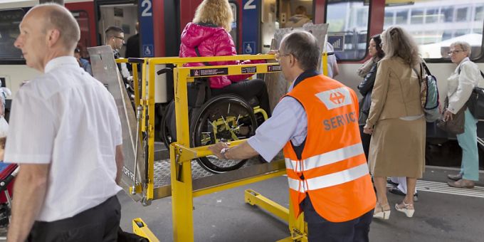Die SBB verwenden gelbe Hebebühnen, damit Rollstuhlpassagiere an Bahnhöfen mit zu niedrigen Perrons oder bei Zügen mit Treppen einsteigen können. (Archivbild) sbb