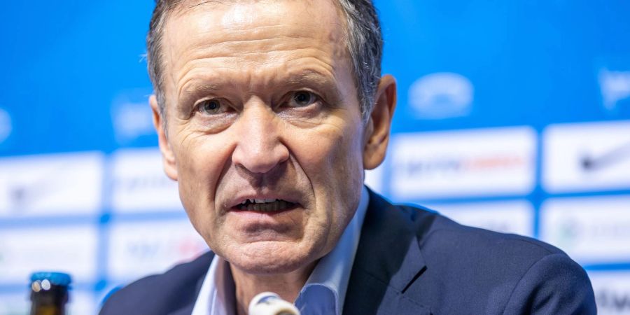 Thomas Herrich, Kaufmännischer Geschäftsführer von Hertha BSC, spricht während einer Pressekonferenz.