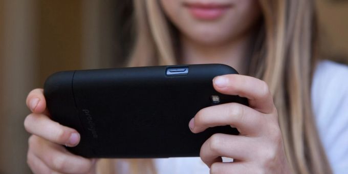 Der Nationalrat fordert besseren Schutz von Kindern vor kommerzieller Internet-Ausbeutung. (Symbolbild) Im Internet werden Kinder immer wieder mit Gewaltvideos konfrontiert - auch wenn sie nach solchen Inhalten nicht gezielt suchen.