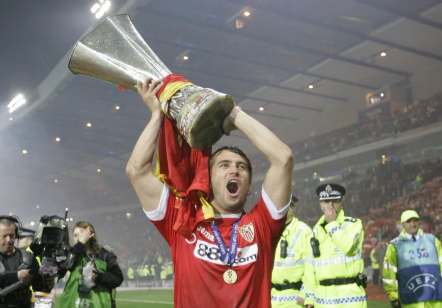 Mit Sevilla gewann er 2007 den Uefa-Cup.