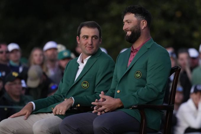 Jon Rahm (rechts) verdrängt Scottie Scheffler wieder als Weltnummer 1. jon rahm