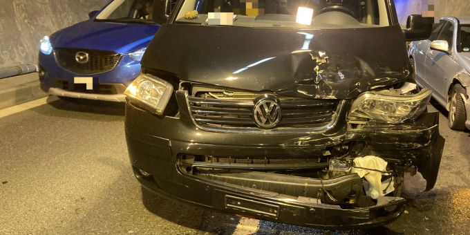 Bei einem Auffahrunfall im Kerenzerbergtunnel wurden acht Fahrzeuge beschädigt. Auffahrunfall im Kerenzerbergtunnel