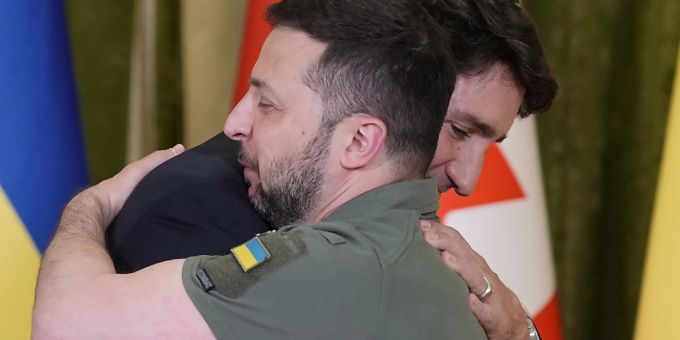 dpatopbilder - Justin Trudeau (l), Premierminister von Kanada, begrüsst Wolodymyr Selenskyj, Präsident der Ukraine, in Kiew. Foto: Frank Gunn/The Canadian Press/AP/dpa - ACHTUNG: Nur zur redaktionellen Verwendung und nur mit vollständiger Nennung des vorstehenden Credits dpatopbilder - Justin Trudeau (l), Premierminister von Kanada, begrüsst Wolodymyr Selenskyj, Präsident der Ukraine, in Kiew. Foto: Frank Gunn/The Canadian Press/AP/dpa - ACHTUNG: Nur zur redaktionellen Verwendung und nur mit vollständiger Nennung des vorstehenden Credits