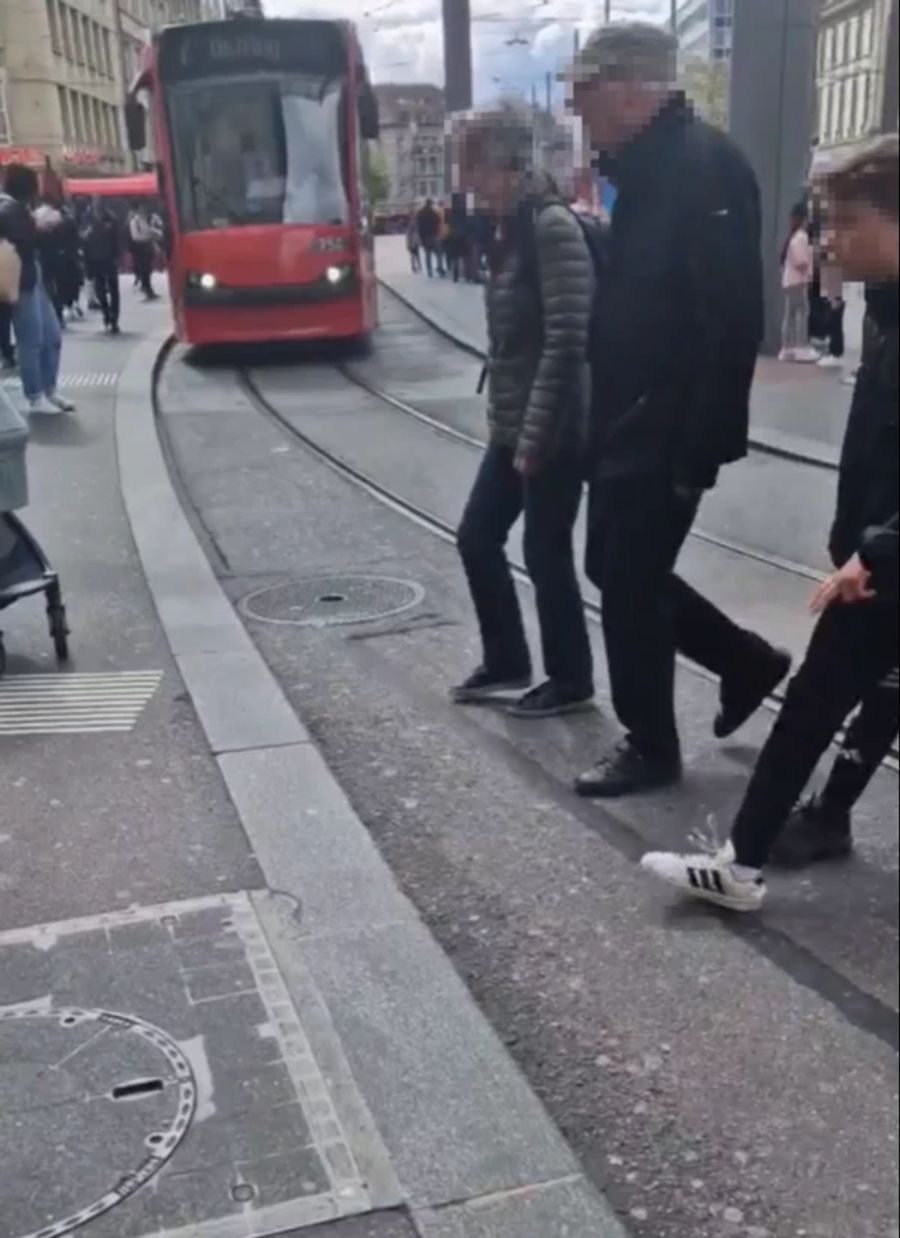 Bernmobil warnt im ÖV vor dem gefährlichen Überqueren der Strasse.