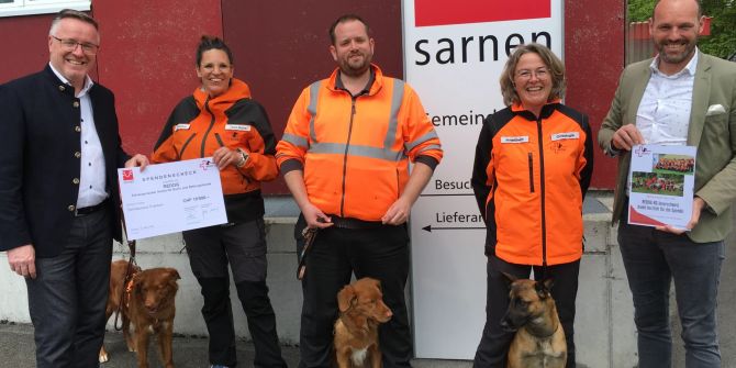 Scheckübergabe an Hundestaffel