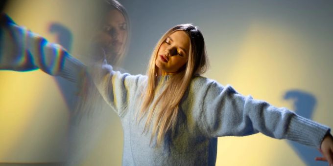 Laut der Universität Freiburg spielt bei der Behandlung von Depressionen mit LSD und Psilocybin das Gefühl der Entspannung eine entscheidende Rolle. (Symbolbild) Frau