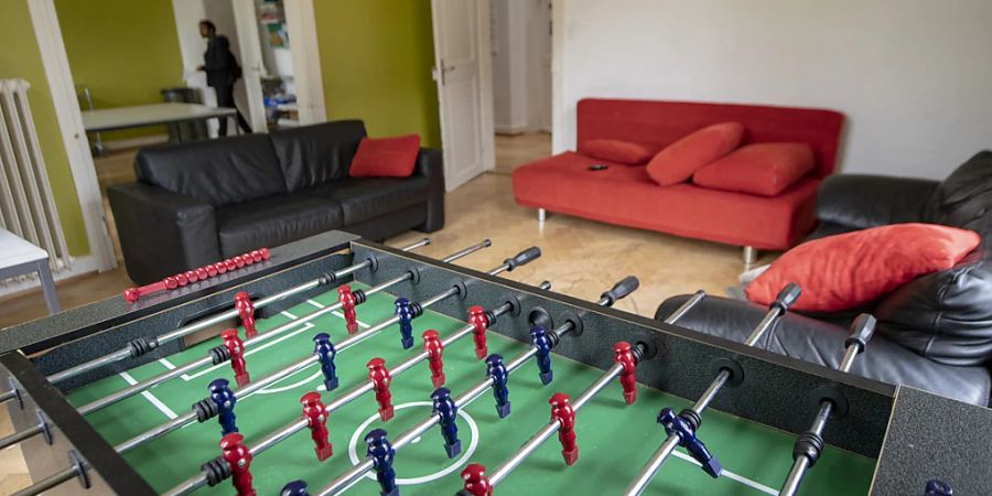 Unterkunft für unbegleitete minderjährige Asylsuchende in Basel. Die Anti-Folter-Kommission verlangt, dass die Jugendlichen kontinuierlich und persönlich betreut werden. (Archivbild)