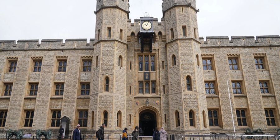 Das neue Monogramm für König Cahrles III. ist das auf dem Juwelenhaus im Tower of London angebracht.