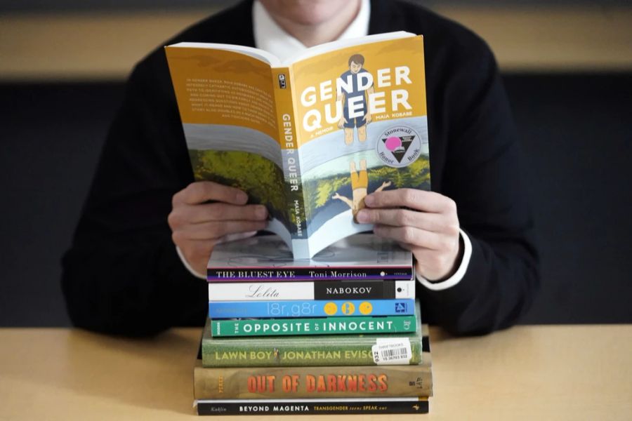 Auch andere Themen wie das Verbannen von Büchern aus Schulbibliotheken, die sich kritisch mit Sklaverei auseinandersetzen oder über Sexualität aufklären, werden in den USA heiss diskutiert.