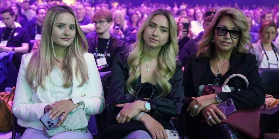 Davina, Shania und Carmen Geiss bei einem Auftritt von Robert.