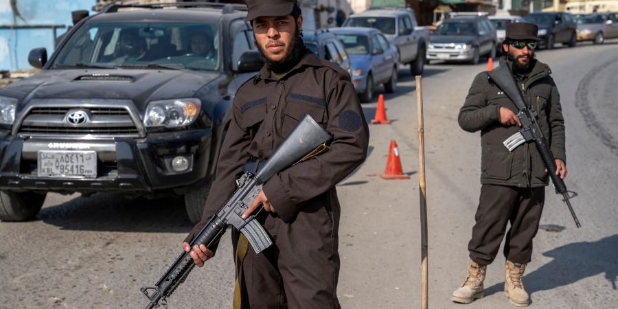 Taliban-Kämpfer stehen Wache in Kabul.