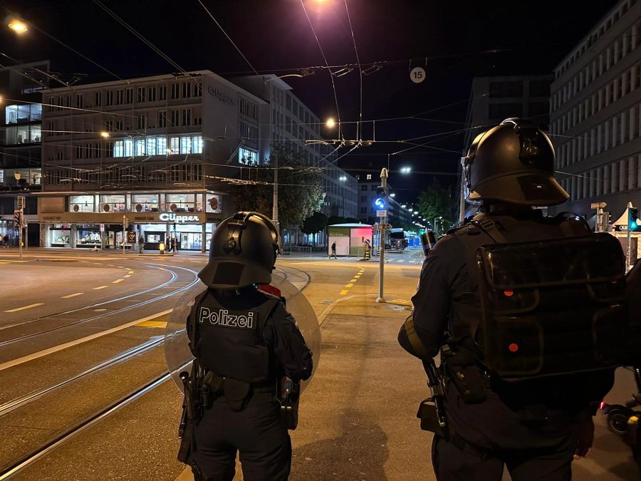 Rund 30 bis 40 Personen zogen durch die Langstrasse, die Polizei war mit einem Grossaufgebot vor Ort.