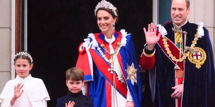 Prinzessin Charlotte, Prinz Louis, Prinzessin Kate und Prinz William (v.l.) auf dem Balkon des Buckingham-Palastes.